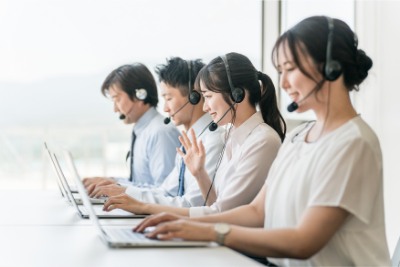 対応中のオペレーターのイメージ