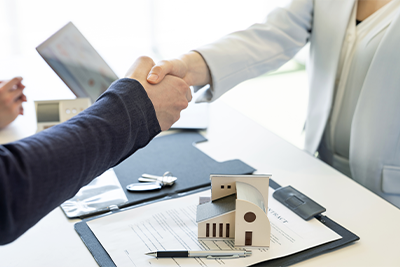 握手する施工者と顧客