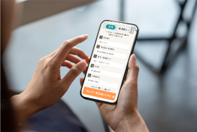 スーマートフォンを操作する手元