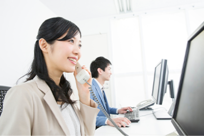 電話するオペレーター